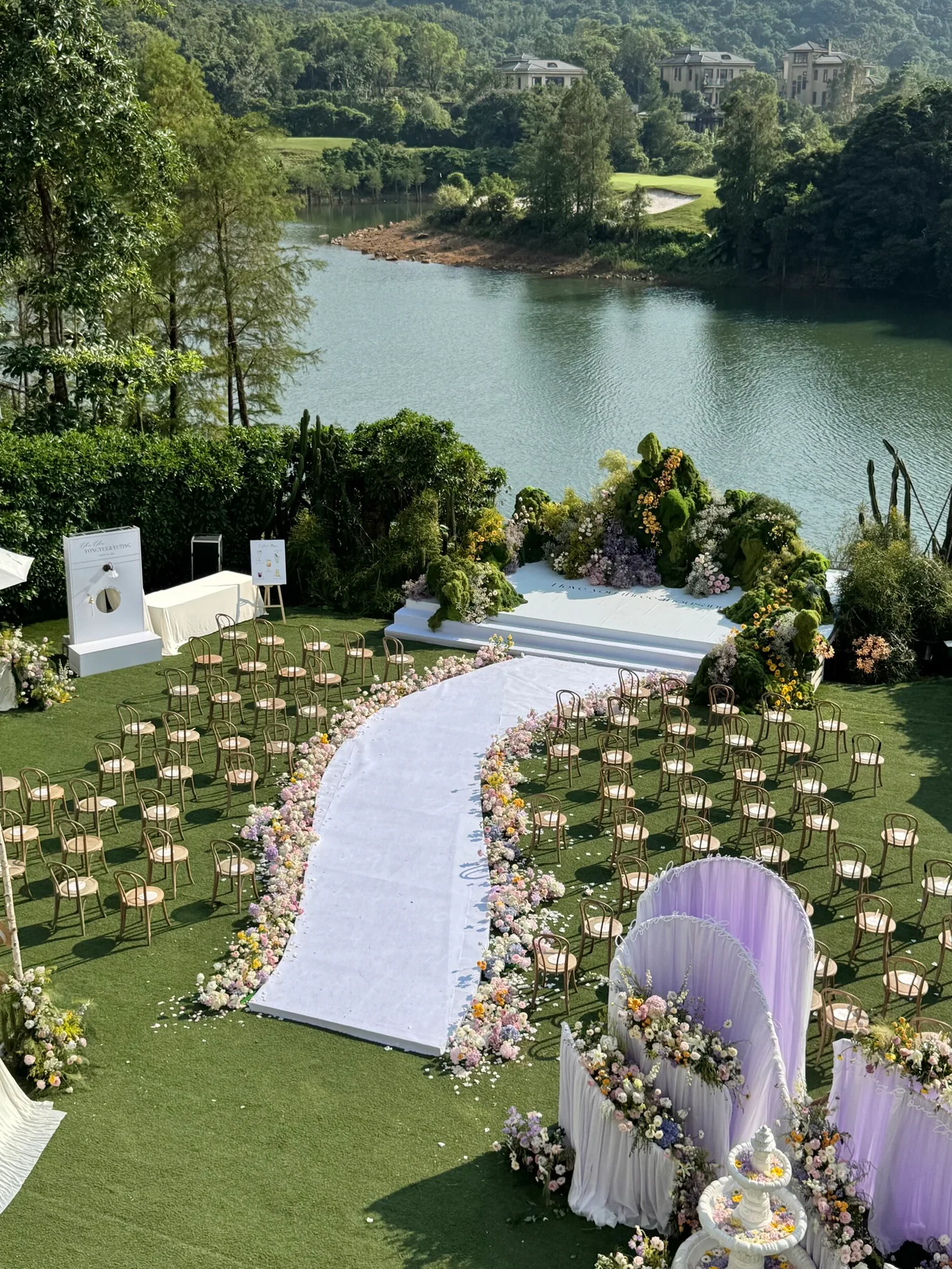 湖边草坪婚礼仪式与花道